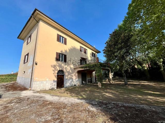 Case e ville in vendita di 460 m² in Via Valle dell&apos Oste, 37