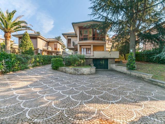 Case e ville in vendita di 460 m² in Viale Aldo Moro, 46