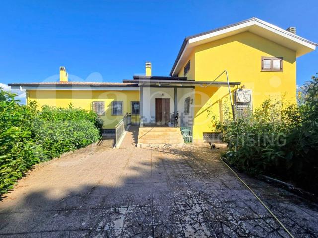 Case e ville in vendita di 460 m² in Contrada Colle Rampo