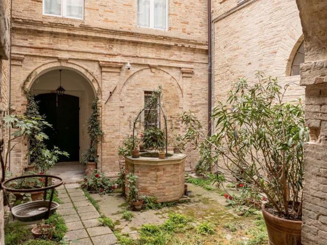 Case e ville in vendita di 460 m² in Corso Cavour