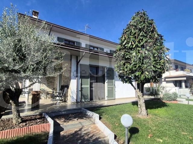 Case e ville in vendita di 461 m² in Via Aldo Moro, 22