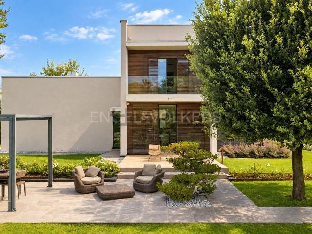 Case e ville in vendita di 462 m² in Via Cavini, 5