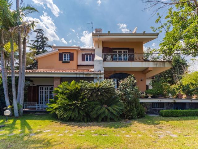 Case e ville in vendita di 462 m² in Via Vampolieri, 58