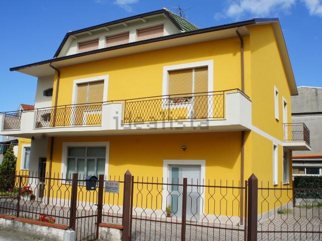 Case e ville in vendita di 463 m² in Via Croce Vecchia, 126