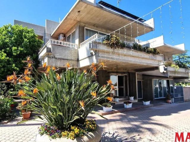 Case e ville in vendita di 463 m² in Via Tigri, 4