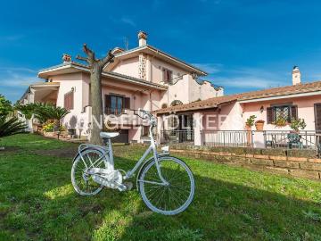 Case e ville in vendita di 464 m² in Via Laviniense