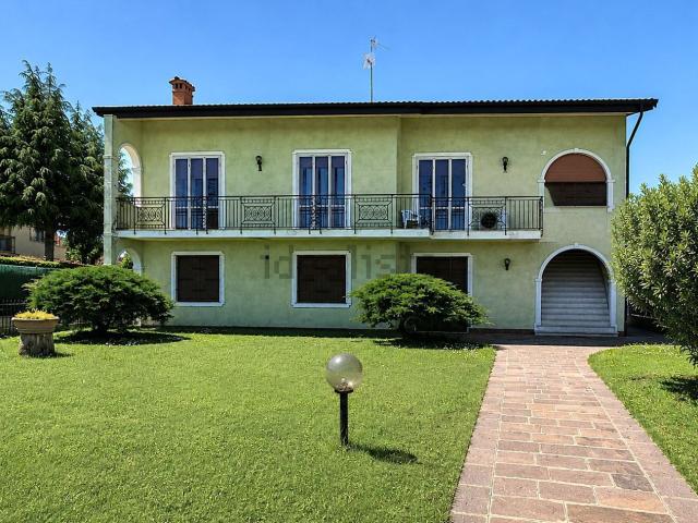 Case e ville in vendita di 464 m² in Via Torbole, 63