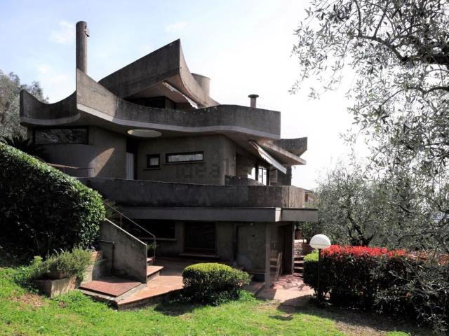 Case e ville in vendita di 465 m² in Via Giacomo Matteotti
