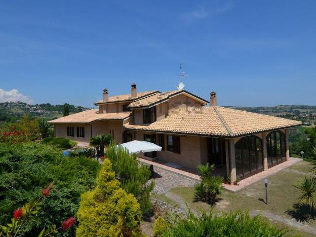 Case e ville in vendita di 465 m² in Via dei Ginepri, 2
