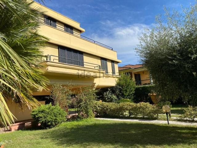 Case e ville in vendita di 465 m² in Via San Quasimodo