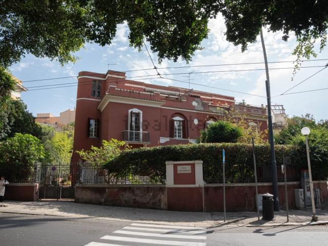 Case e ville in vendita di 465 m² in Viale Luigi Merello, 47
