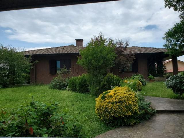 Case e ville in vendita di 465 m² in Viale Stefano Castignoli