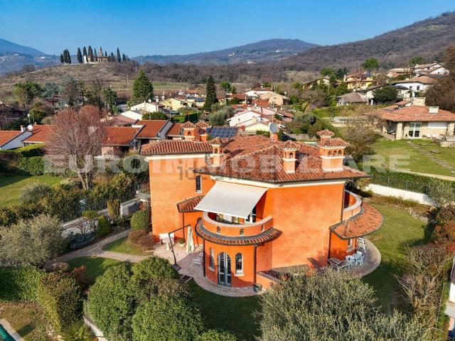 Case e ville in vendita di 466 m² in Via Fantasina, 19