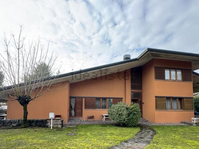 Case e ville in vendita di 466 m² in Via Primo Carnera