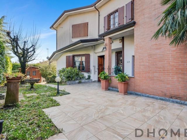 Case e ville in vendita di 468 m² in Via Giacomo Leopardi, 9