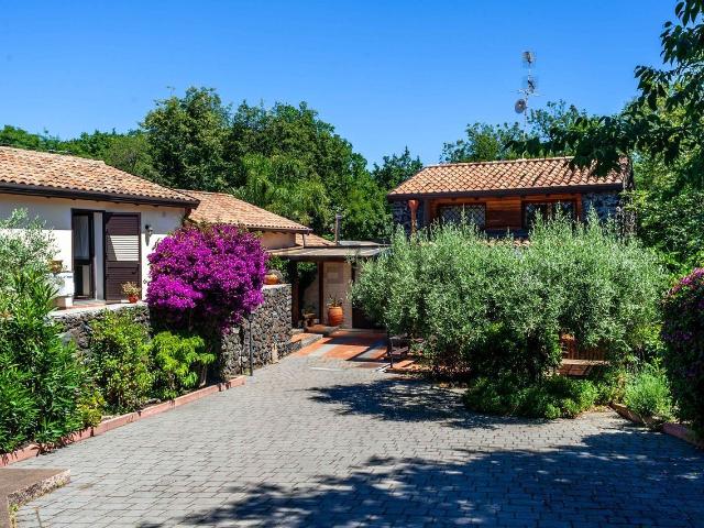 Case e ville in vendita di 468 m² in Via Giacomo Matteotti
