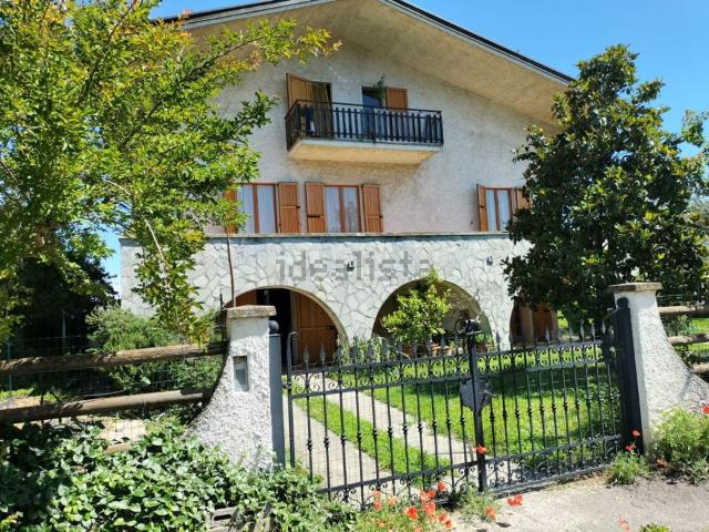 Case e ville in vendita di 468 m² in Via Gioacchino Rossini