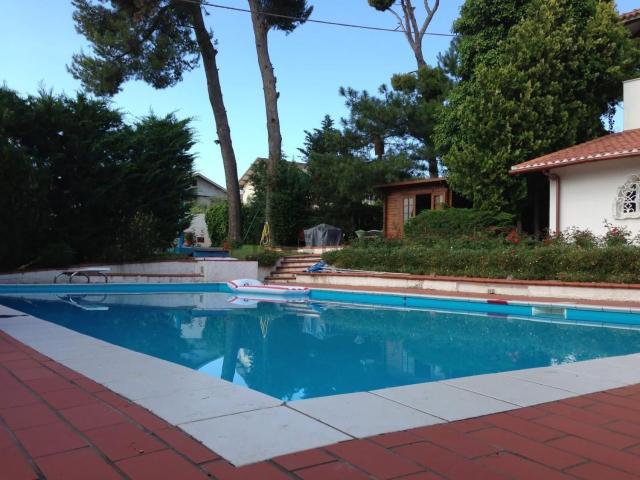 Case e ville in vendita di 468 m² in Via Madonna della Pace, 149
