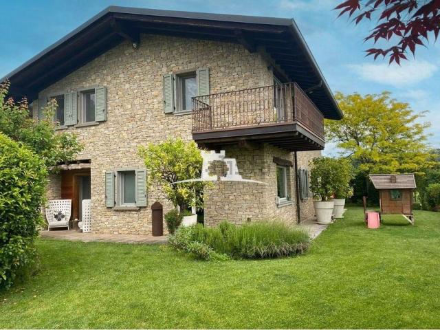 Case e ville in vendita di 468 m² in Via Privata Masnada, 3