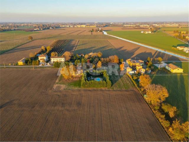 Case e ville in vendita di 468 m² in Via Uccivello