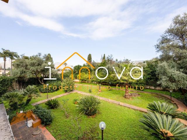 Case e ville in vendita di 468 m² in Viale della Regione Siciliana Nord Ovest, 7800