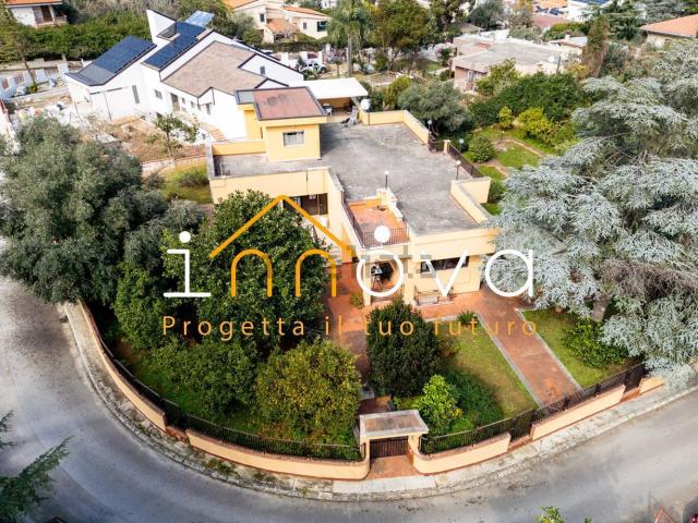 Case e ville in vendita di 468 m² in Viale della Regione Siciliana, 7800