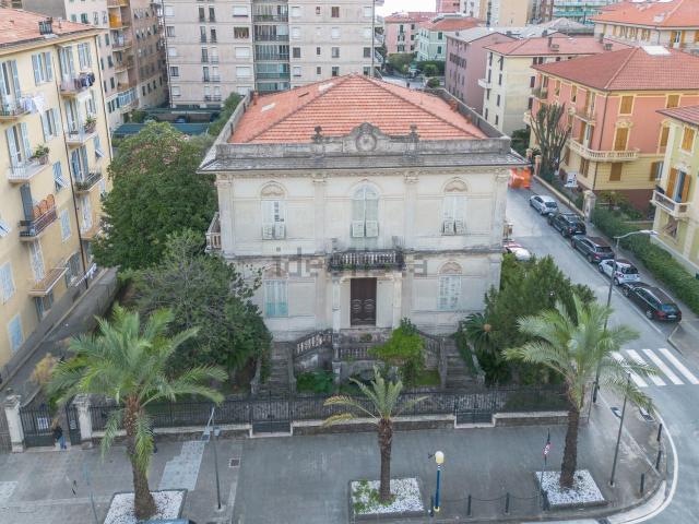 Case e ville in vendita di 468 m² in Viale Francesco Tappani