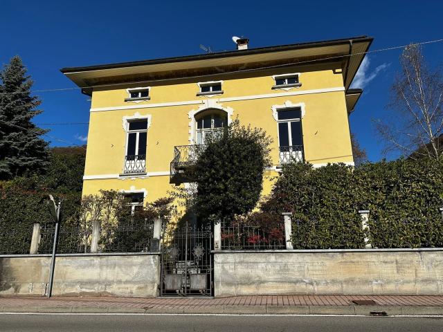Case e ville in vendita di 470 m² in Via Brigate Garibaldi, 51