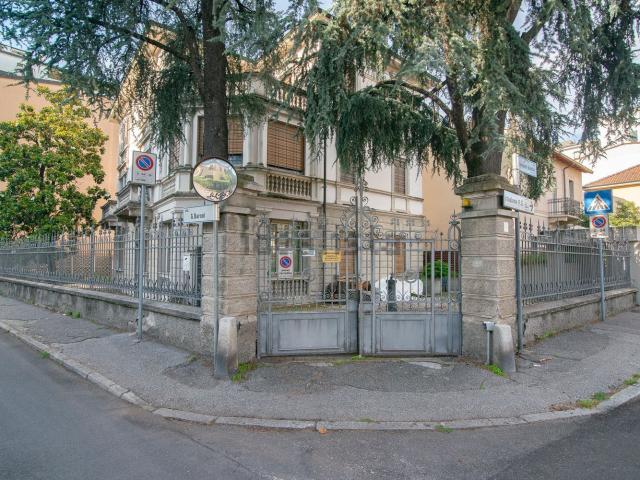 Case e ville in vendita di 470 m² in Via Giovanni Gandini, 20