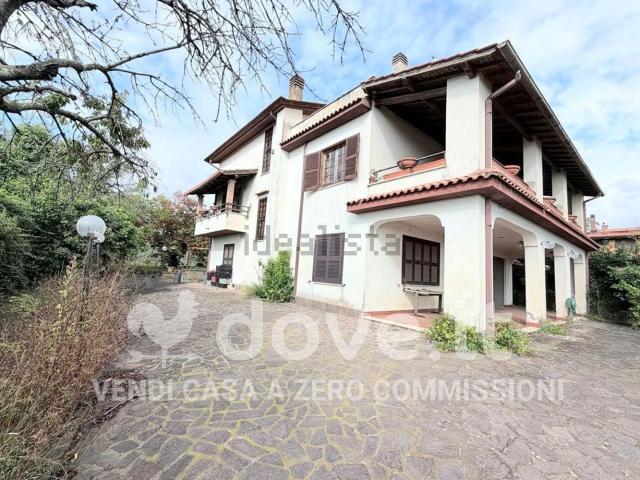 Case e ville in vendita di 470 m² in Via della Faiola, 54