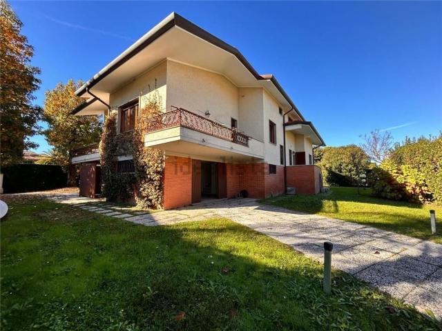 Case e ville in vendita di 470 m² in Via L. Quartieri