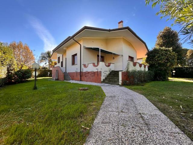 Case e ville in vendita di 470 m² in Via L. Raffaelli, 63