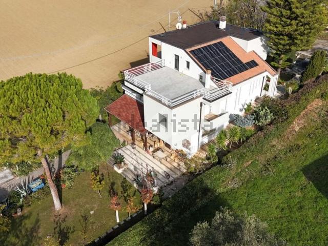 Case e ville in vendita di 470 m² in Via le Quote, 4