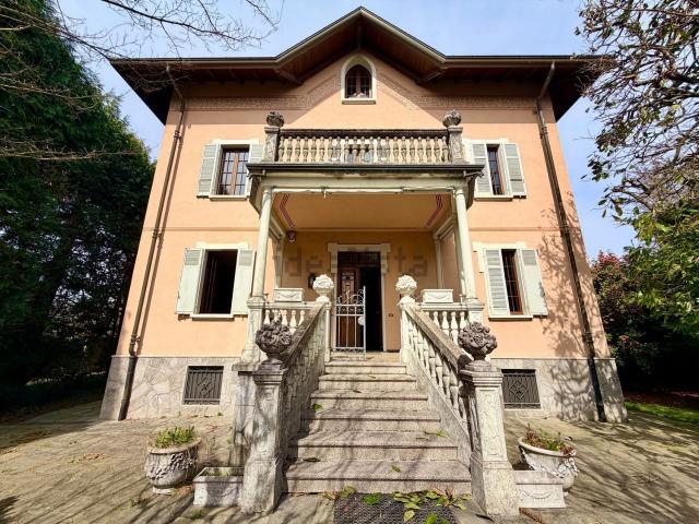 Case e ville in vendita di 470 m² in Via Monte Rosa