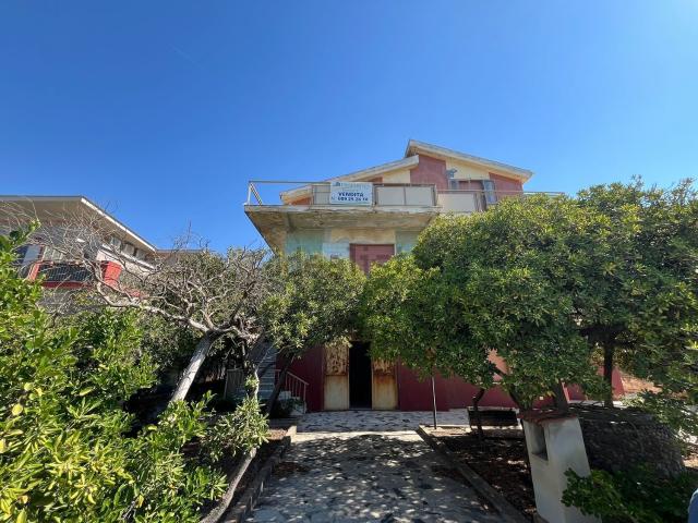 Case e ville in vendita di 470 m² in Via Mar Ionio
