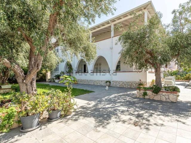 Case e ville in vendita di 472 m² in Via Antigone, 74