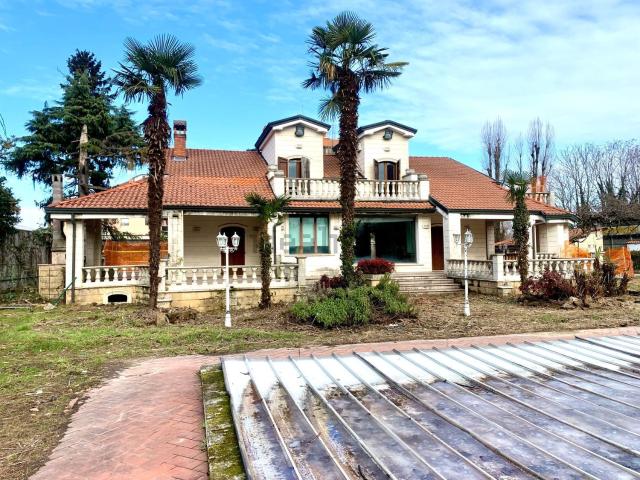 Case e ville in vendita di 472 m² in Via Dante Alighieri