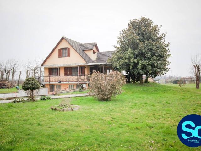 Case e ville in vendita di 472 m² in Via dei Dossi, 78