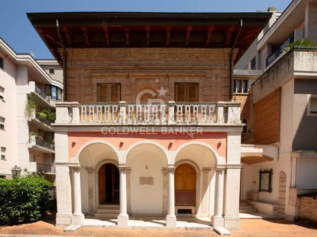 Case e ville in vendita di 472 m² in Via IV Novembre, 22