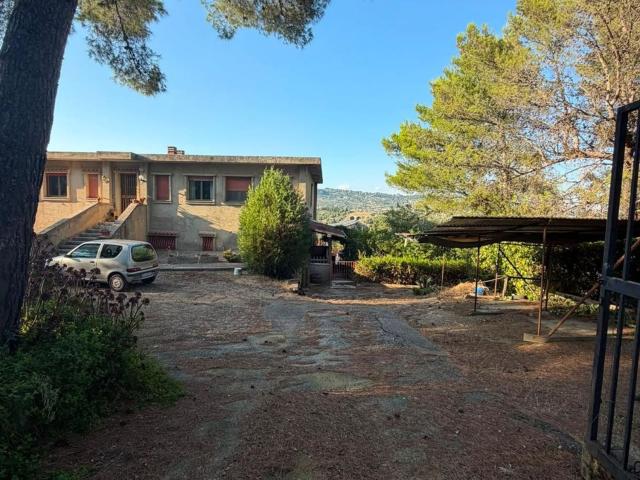 Case e ville in vendita di 472 m² in Contrada Mumia, 93100