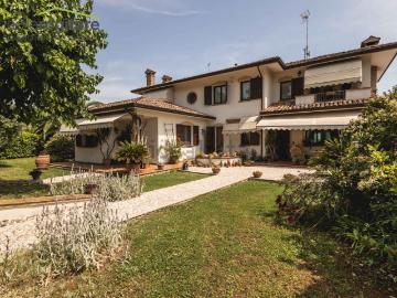 Case e ville in vendita di 474 m² in Via Castellaro