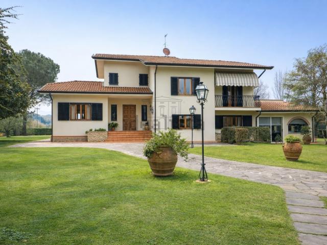 Case e ville in vendita di 475 m² in Traversa II Via Vecchia Pesciatina, 84