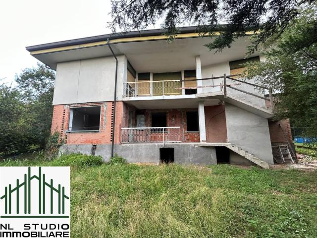 Case e ville in vendita di 475 m² in Via Angera
