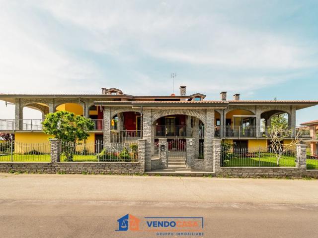 Case e ville in vendita di 475 m² in Via Giubergia, 24