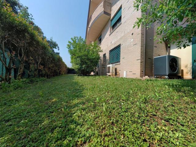 Case e ville in vendita di 475 m² in Via Giacomo Leopardi