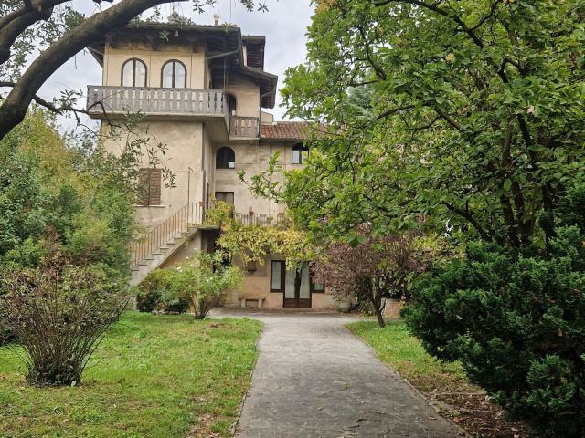 Case e ville in vendita di 475 m² in Via Ramiro Rampinelli, 12