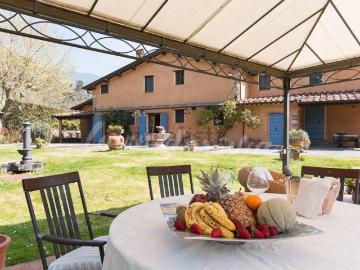Case e ville in vendita di 475 m² in Via Valdicastello Carducci