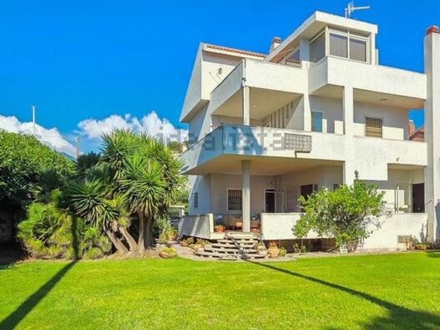 Case e ville in vendita di 476 m² in Via Nazionale, 31
