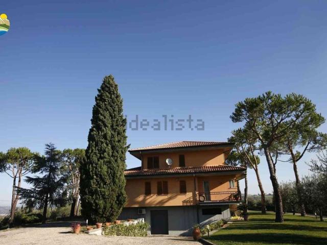 Case e ville in vendita di 477 m² in Via Cagnano