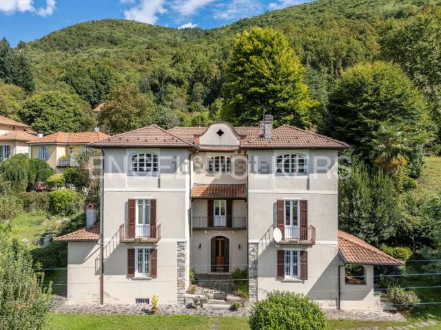 Case e ville in vendita di 477 m² in Via Cascata, 11